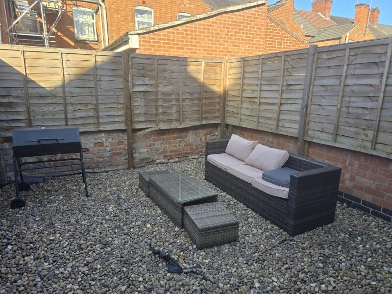 Cosy 2-Bed House - Sleeps 5 Garden & Pet-Friendly - image 9