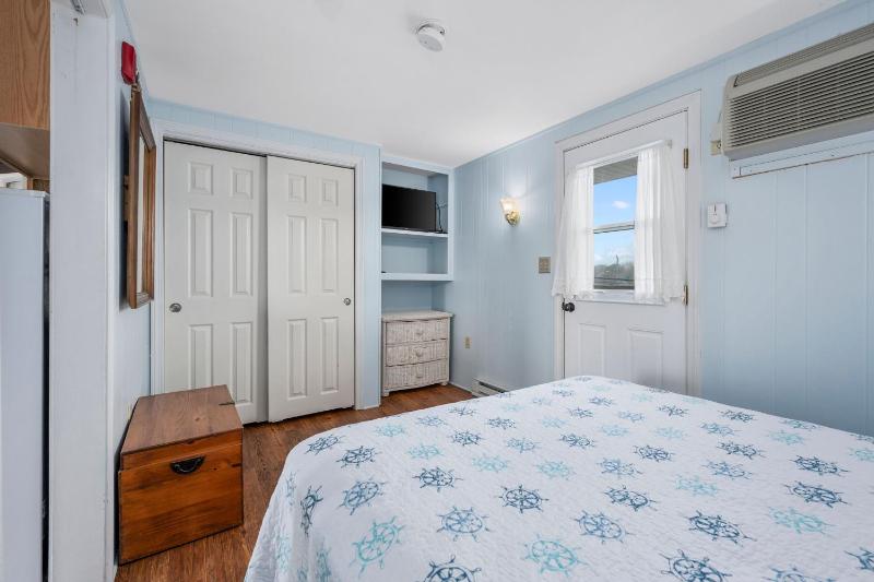 One-Bedroom Apartment image 4