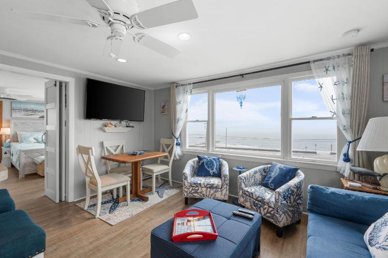 Apartment with Sea View image 2
