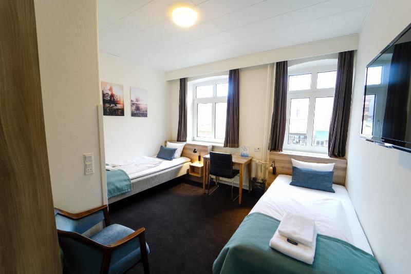 Twin Room image 4