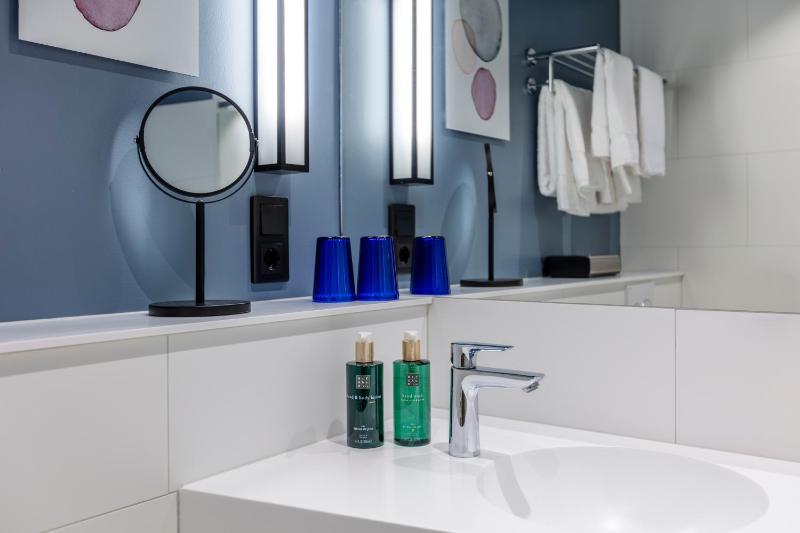 Deluxe Twin Room image 3