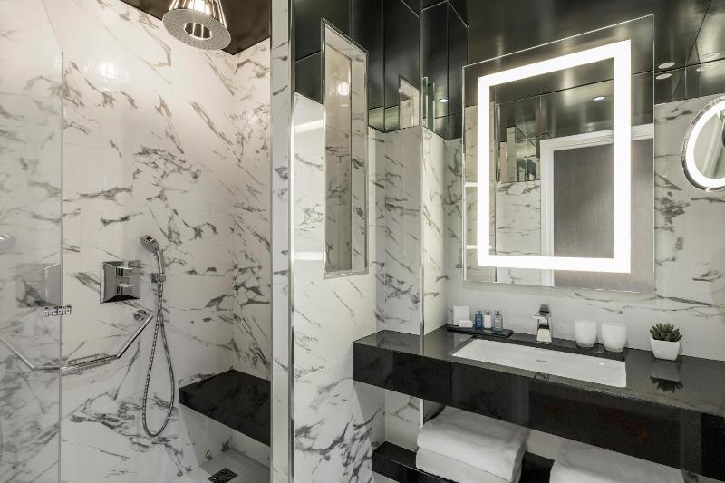 Diamond King Suite image 3