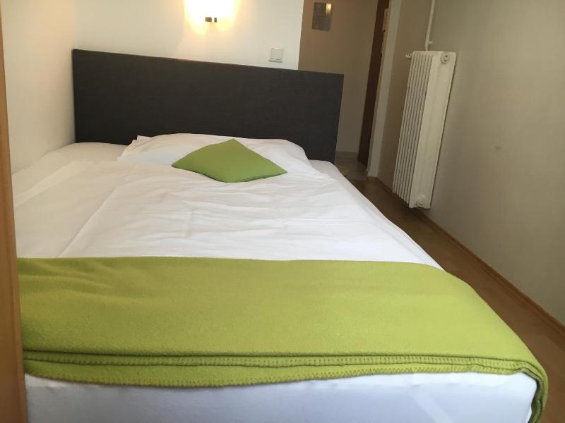 Standard Queen Room image 3