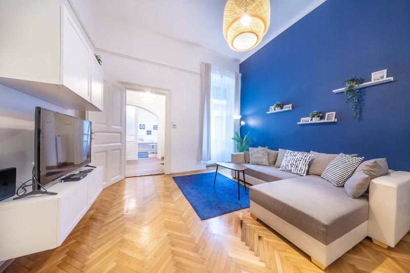 Sassoon - 2-bedroom elegant airy home at Deak ter - image 7