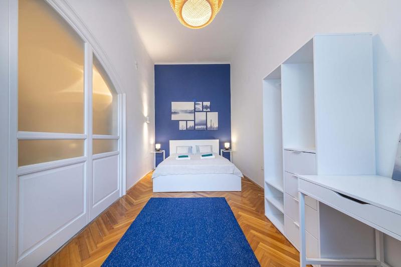 Sassoon - 2-bedroom elegant airy home at Deak ter - image 9