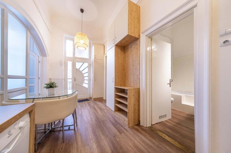 Sassoon - 2-bedroom elegant airy home at Deak ter - image 6