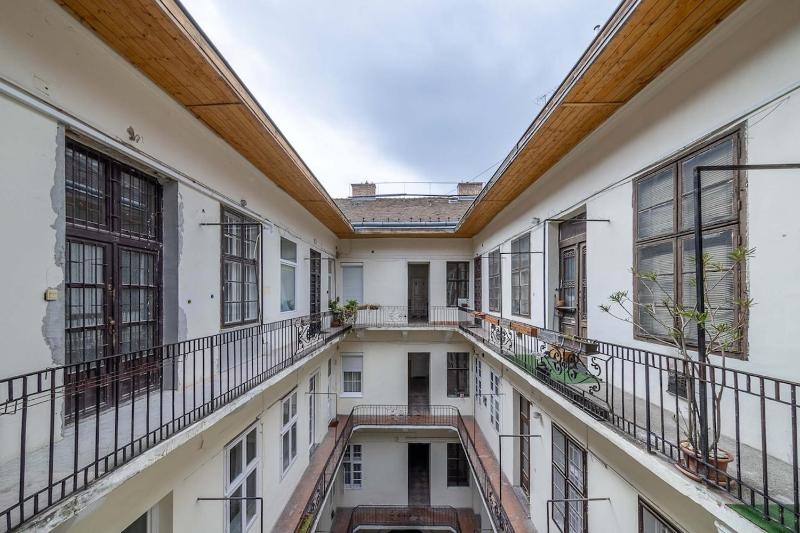 Sassoon - 2-bedroom elegant airy home at Deak ter - image 14