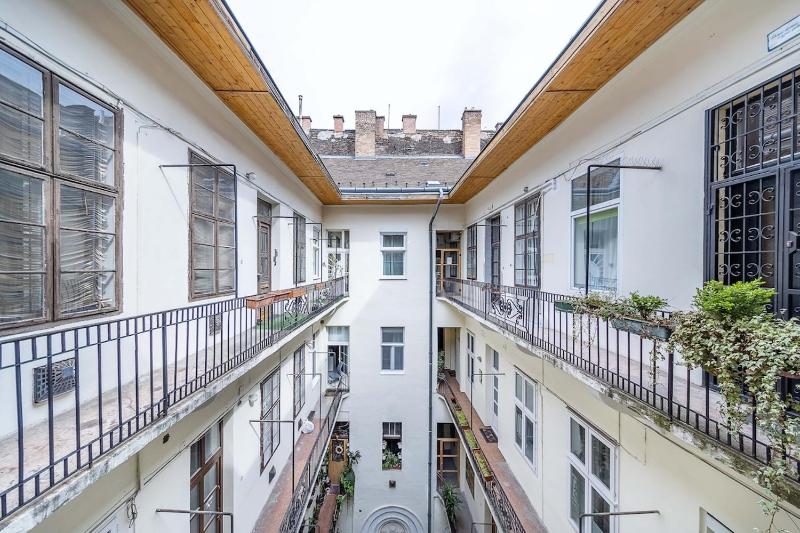 Sassoon - 2-bedroom elegant airy home at Deak ter - image 11