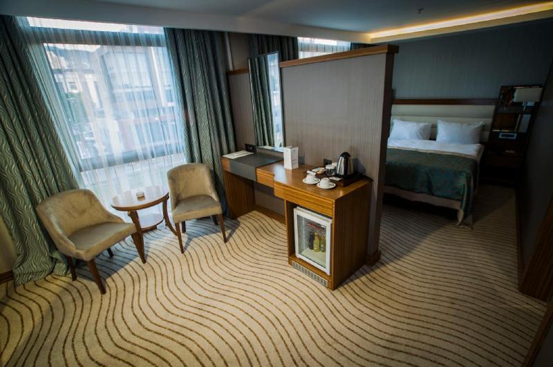 Deluxe Room image 3