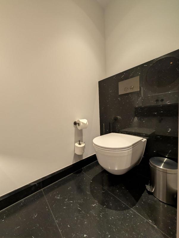 Deluxe One Bedroom Suite image 3