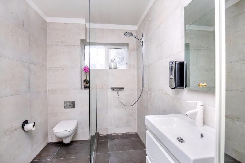 Deluxe Single Room with Shared Bathroom image 3