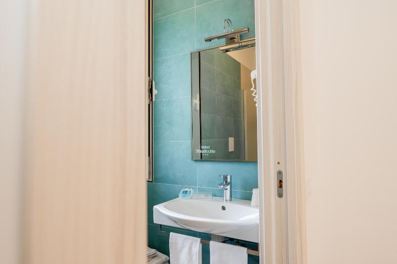 Double Room image 3