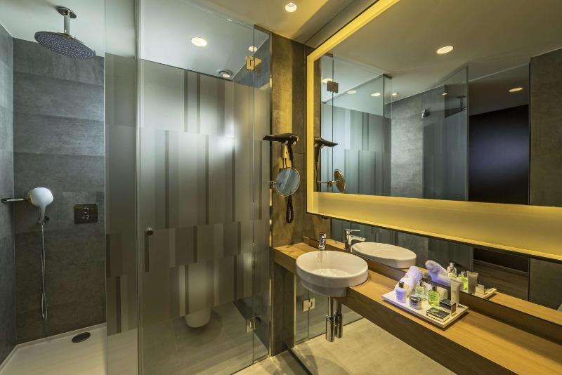 Premium Double or Twin Room with extra bed (2 adults + 1 child) image 2