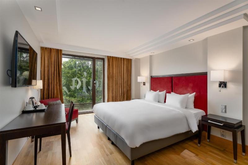 Premium Room with Park View image 1