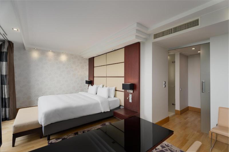 Junior Suite with Panoramic View image 4