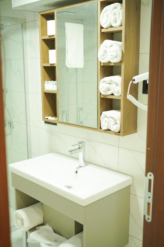 Standard Twin Room image 1