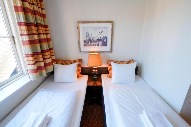 Standard Twin Room image 1