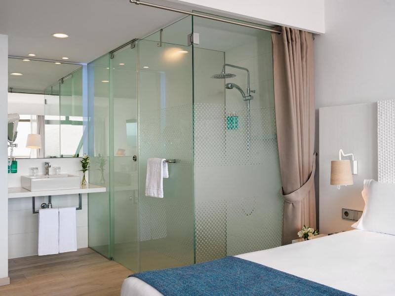 Premium Double Room with Sea View (3 adults) image 2