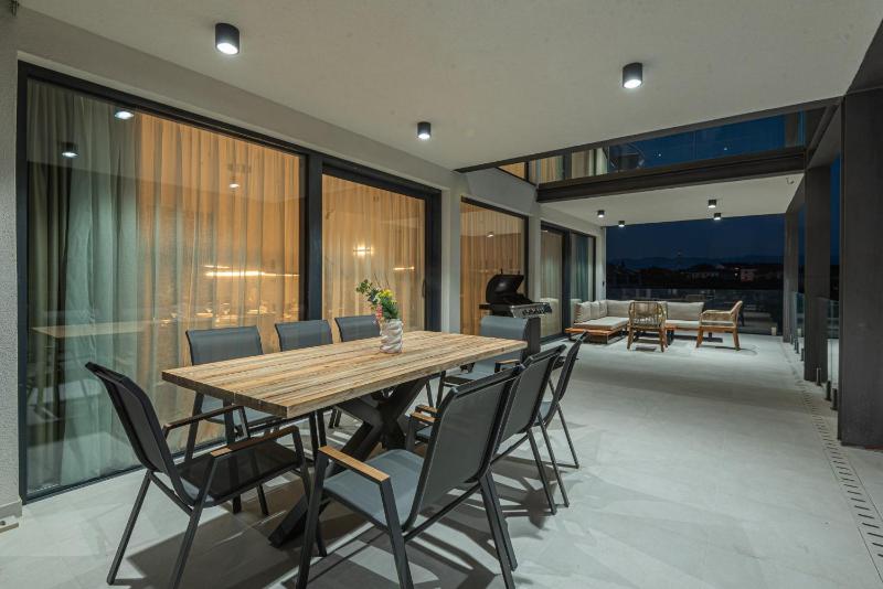 Seafront Villa Serena with pool and seaview - image 32