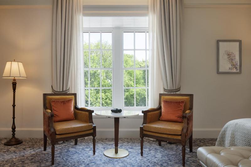 One-Bedroom King Suite with Castle View image 3