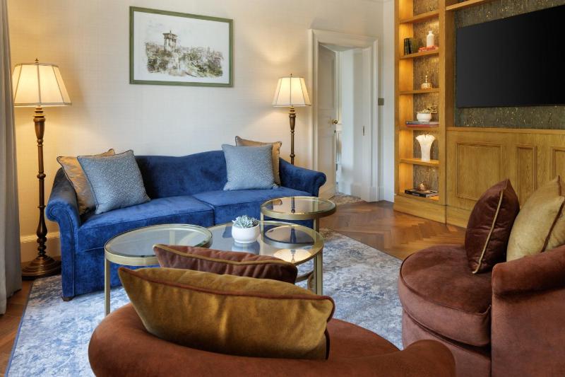 One-Bedroom King Suite with Castle View image 4