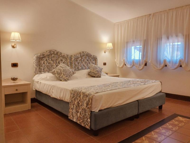Classic Double or Twin Room image 4