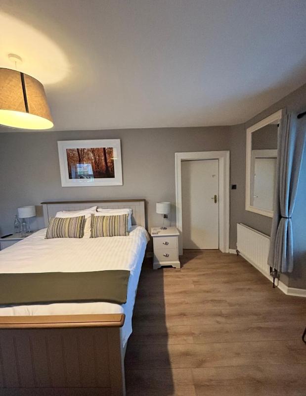 Large Double Room image 3
