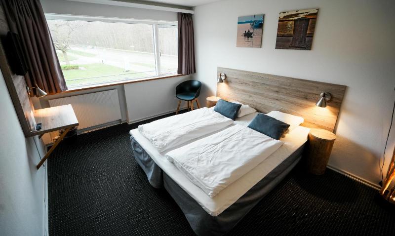 Standard Double Room image 4