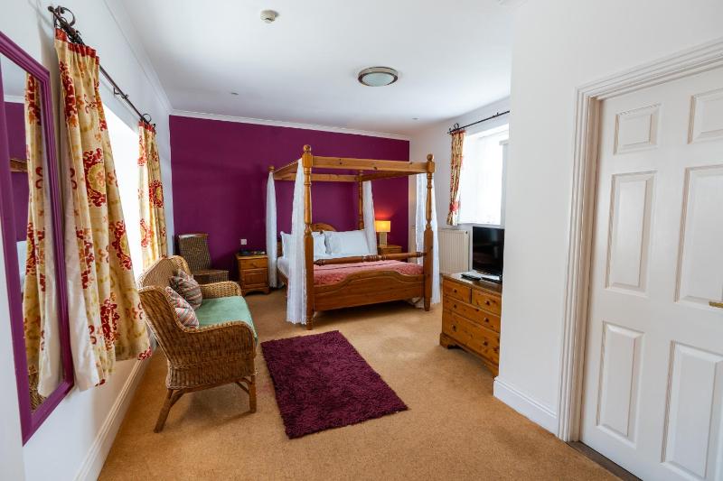 Four Poster Bed Suite image 3