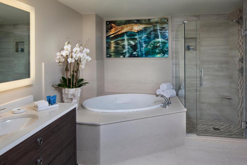 One Bedroom King Suite With Kitchenette - Gulf Front image 2