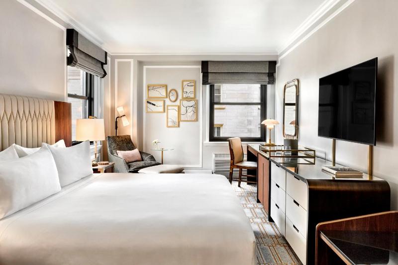 Deluxe King Room image 2