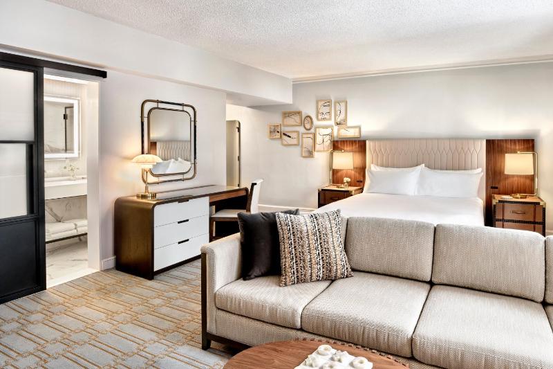 Executive Room - 1 King Bed image 4