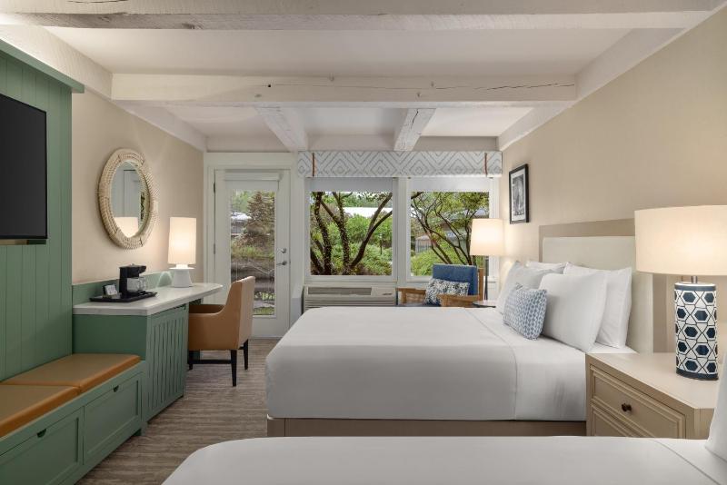 Queen Room with Two Queen Beds image 3