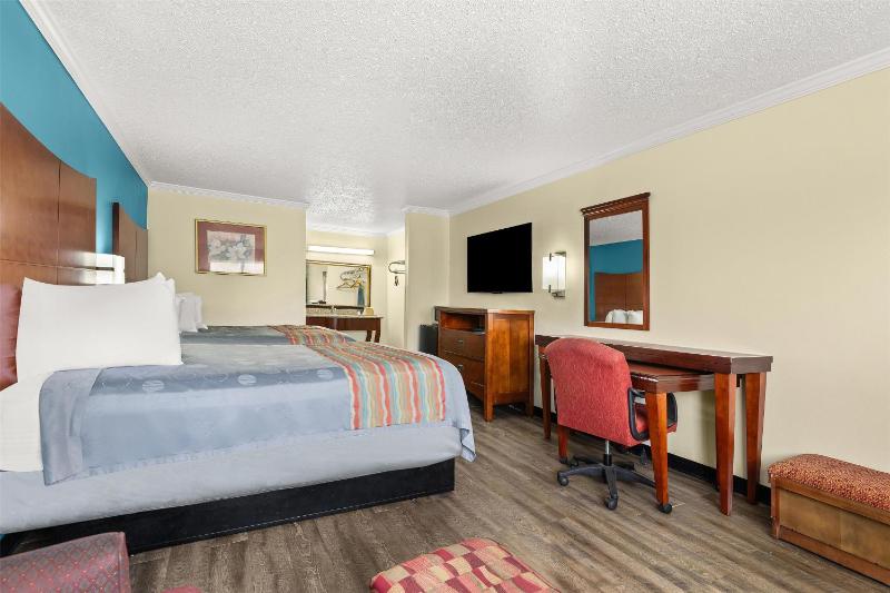 Double Room with Two Double Beds- Non Smoking image 1