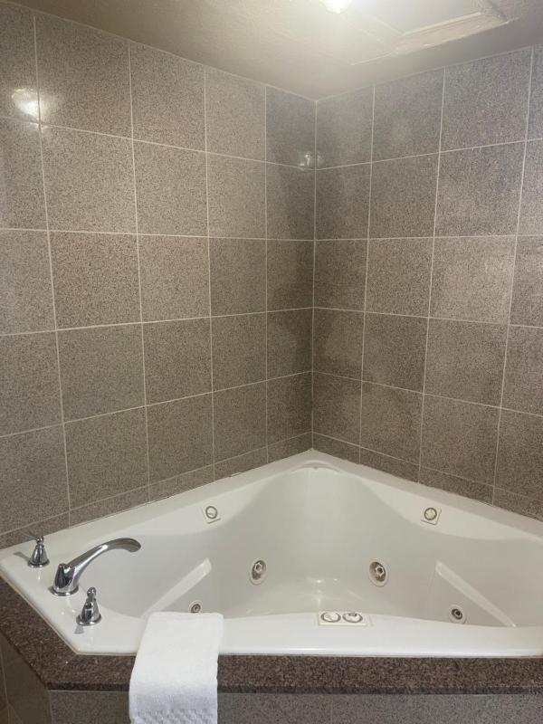 King Room with Spa Bath image 2