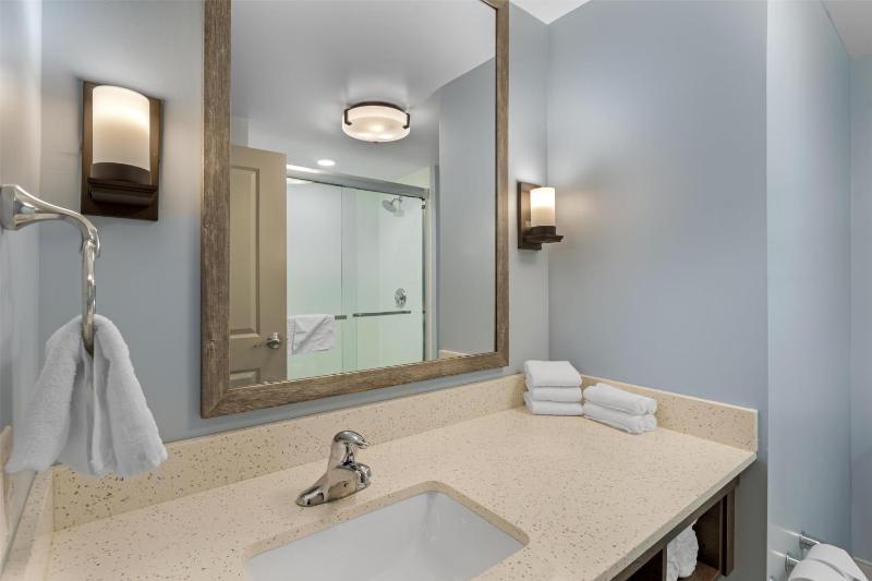 King Room with Sofabed - Shower Only image 2