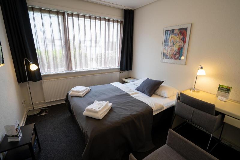 Small Double Room image 4