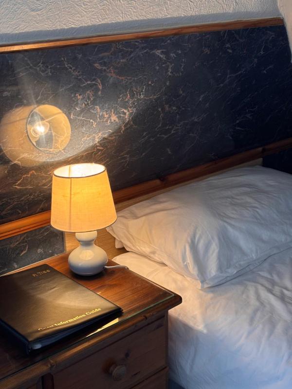Single Room with Shared Bathroom image 4