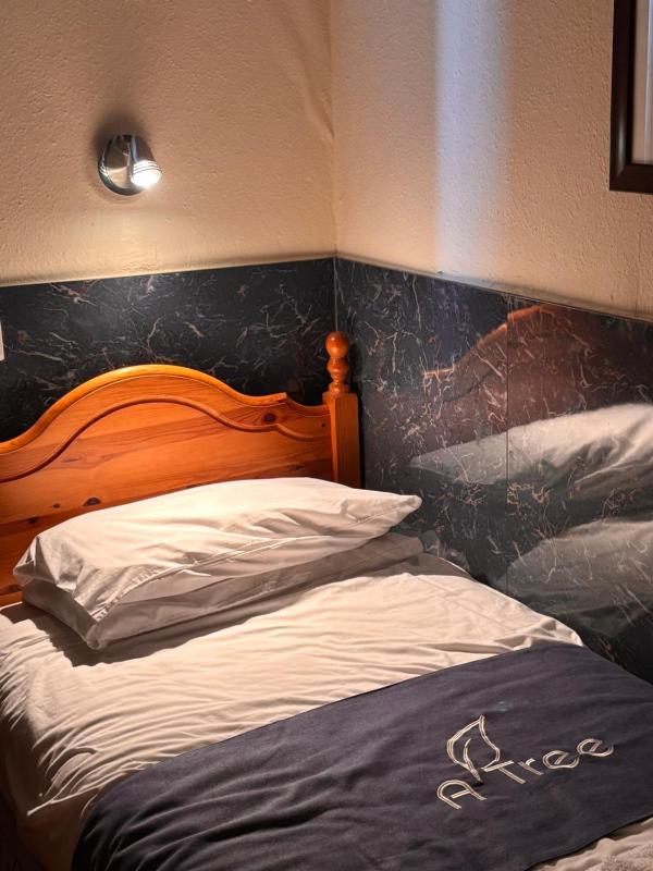 Single Room with Shared Bathroom image 2