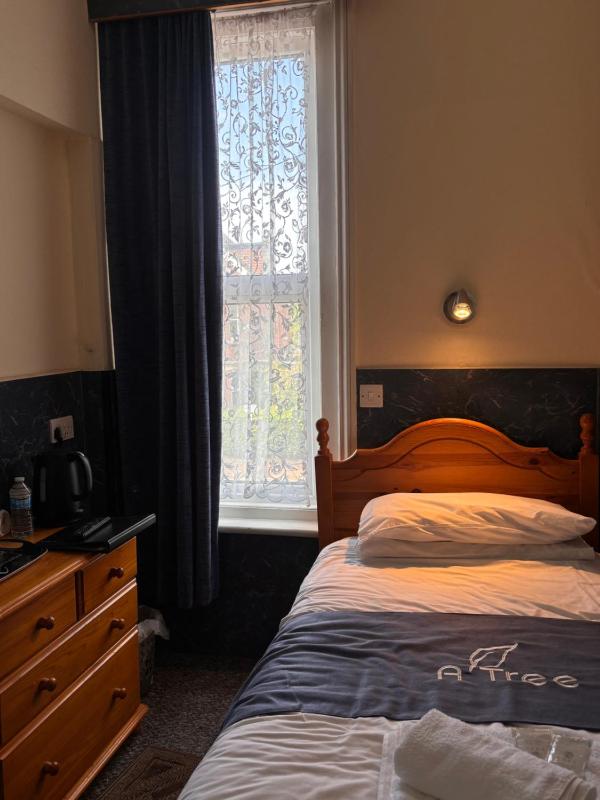 Single Room with Shared Bathroom image 3