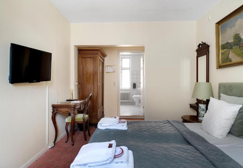 Standard Double or Twin Room image 4