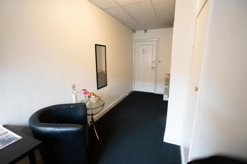 Single Room image 4