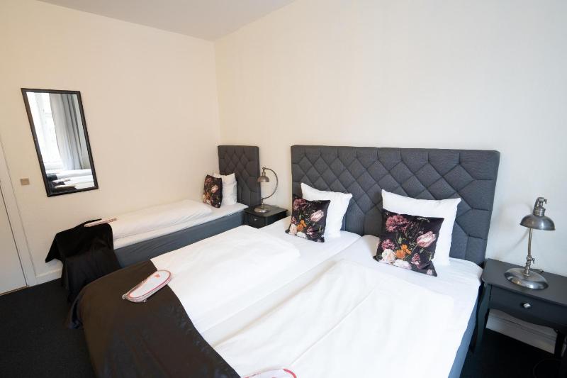 Quadruple Room image 4
