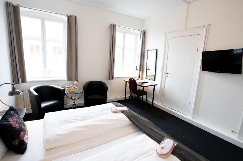 Double or Twin Room image 3