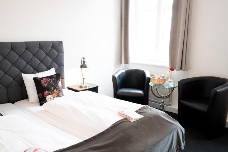 Double or Twin Room image 4