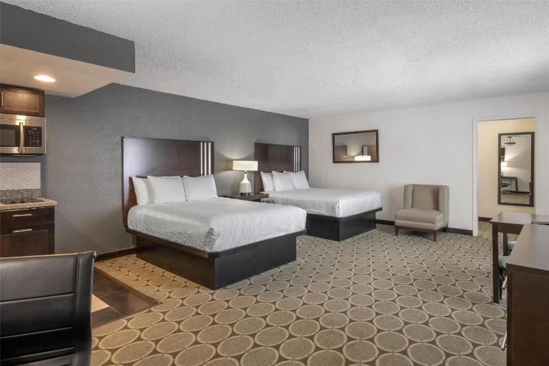 Queen Room with Two Queen Beds and Kitchenette - Non-Smoking image 3