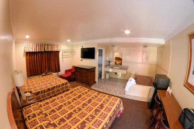 Deluxe Queen Room with Two Queen Beds and Spa Bath image 4