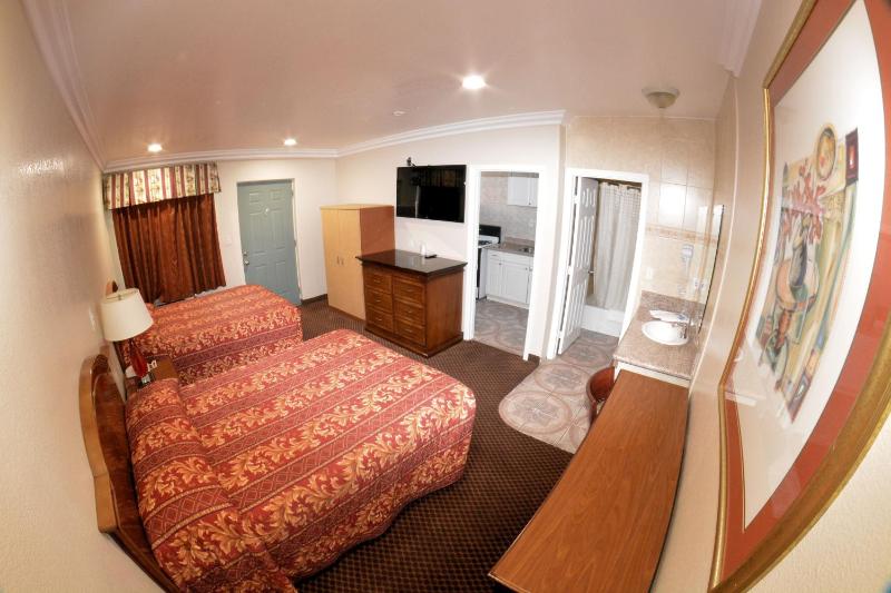 Deluxe Double Room with Two Double Beds and Kitchen image 1