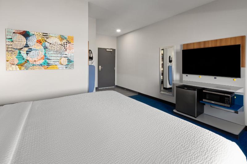 King Room with Roll-in Shower - Mobility Access/Non-Smoking image 2