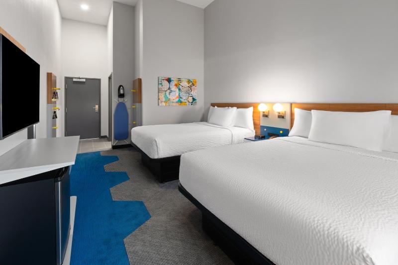 Queen Room with Two Queen Beds, Mobility Access and Bathtub with Grab Bars, Non-Smoking image 3